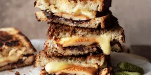 Recette réconfortante pour la rentrée : le croque-monsieur à la raclette et aux champignons