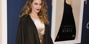 Angelina Jolie fait sensation dans une robe en satin dorée et avec une incroyable crinière bouclée