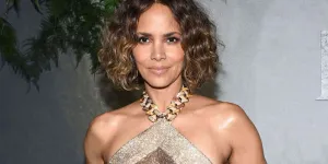 Halle Berry affiche le chignon parfait pour les fêtes de fin d’année