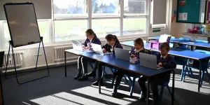 Au Royaume-Uni, des cours contre la misogynie deviennent obligatoires dans les collèges et les lycées dès 2026