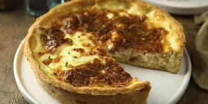 Cette recette de quiche avec une pâte à la pomme de terre est parfaite pour changer de la traditionnelle quiche lorraine cet automne