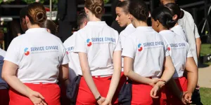 "Les armées sont devenues beaucoup plus capitalistiques" : Emmanuel Macron cherche des jeunes soldats volontaires