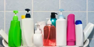 Gel douche, shampooing, dentifrice : à partir de quand puis-je cesser d’utiliser les produits “spécial enfants” ?