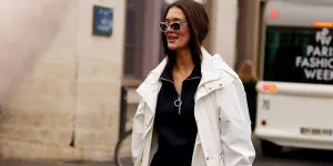 Ce manteau technique revient bousculer nos looks cet automne