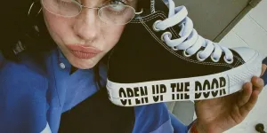 Ça vient tout juste de tomber : la collection Billie Eilish X Converse enfin disponible pour une semaine seulement !