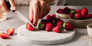 Christophe Michalak dévoile sa recette pour « profiter des toutes dernières fraises de la saison »