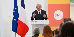 "Son antienne 'Je suis votre sauveur' passe très mal" : Bayrou fraîchement accueilli à l'université d'été de la CFDT