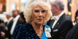 La reine Camilla de retour après son infection pulmonaire : son touchant clin d’œil à Charles III à travers sa tenue