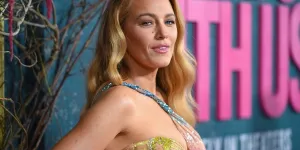 Blake Lively rend hommage à Britney Spears en portant la même robe que la chanteuse 20 ans après