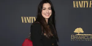 Anne Hathaway : 12 ans plus tard, pourquoi l’actrice s’excuse-t-elle auprès d’une journaliste ?