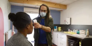 « Une vision patriarcale de la famille » : le Sénat veut conditionner l’accès des femmes exilées à l’AME au bon vouloir de leur conjoint