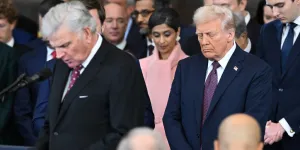 "Je tiens à remercier Dieu" : quand Trump "l'Élu désigné par l'Éternel" utilise sa "hotline" avec le ciel