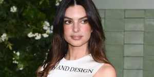 Emily Ratajkowski s’inspire du look emblématique de Carrie Bradshaw