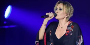 Patricia Kaas moquée pour son look : en bikini, son pied de nez cinglant à ceux qui l’attaquent sur ses tresses plaquées