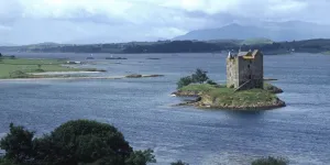 "Les Bons Voisins" : la romancière Nina Allan vous invite sur son île en Écosse…