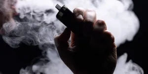 Vaincre l'addiction ou retourner au tabac ? Pour ou contre taxer la vapoteuse : deux experts en débattent