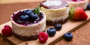 Cyril Lignac partage la recette de son cheesecake aux fruits rouges sans cuisson, un dessert facile, gourmand et estival