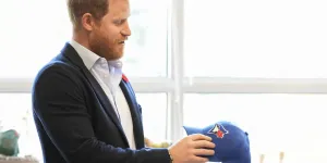 Le prince Harry de nouveau dans la tempête à cause de sa tenue vestimentaire : la casquette de trop et un mea-culpa