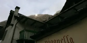 À Viganella, en Italie, un miroir pour refléter la lumière du soleil et éclairer le village