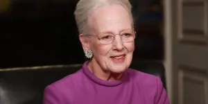 Margrethe II de Danemark hospitalisée : l’octogénaire revient en force avec un total look en soie