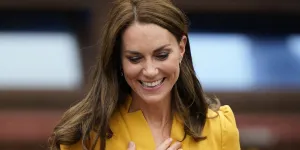 Kate Middleton : un mois après la fin de sa chimiothérapie, elle rencontre une jeune femme de 16 ans atteinte d'un cancer