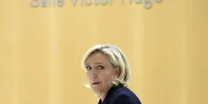 "Toujours pas l’impression que vous répondiez aux questions" : Marine Le Pen en mauvaise posture à la barre