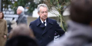 Mort de Renaud Revel, ancien chroniqueur de TPMP : Michel Denisot au côté de sa femme et son fils aux obsèques