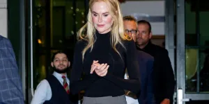 En col roulé et pantalon ample, Nicole Kidman porte le combo parfait pour l'automne