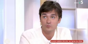 Alain-Fabien Delon fait une révélation surprenante sur l’AVC de son père dans "C à Vous"