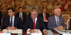 Suppression de jours fériés : François Bayrou sur les traces (sensibles) de... Jean-Pierre Raffarin