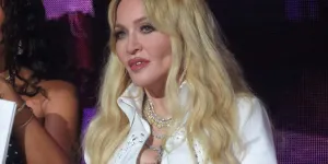 Madonna insulte violemment Donald Trump et lui adresse un message insolite à travers un gros gâteau