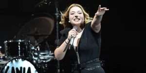 Affaire Slimane et Santa au Téléthon : la polémique enfle, la chanteuse s’exprime en personne pour la toute première fois