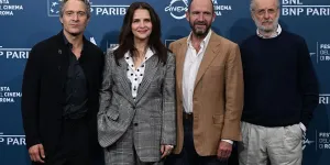 Juliette Binoche : l’actrice de 60 ans marie les pois aux carreaux à la perfection avec un look original et de saison