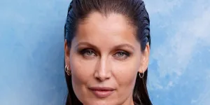 Au défilé Dior, Laetitia Casta mise sur la coiffure idéale par temps de pluie