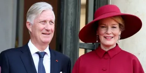 Mathilde de Belgique : la reine envoûte Paris dans un ensemble Dior rouge grenat à l’esprit vintage