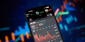 Adrien, 26 ans, consultant junior : "J'optimise au maximum mes dépenses pour voyager et investir en Bourse"