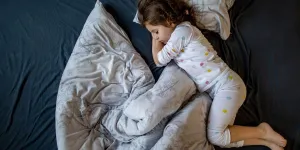 Mon enfant est somnambule : comment réagir s’il se lève en pleine nuit ?