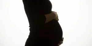 Élodie, maman à 32 ans : "J’ai peur de ne plus jamais aimer mon corps"