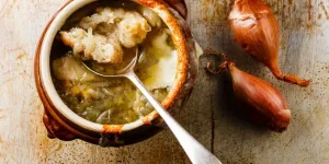 Qui veut une soupe à l’oignon maison pour se réchauffer ?