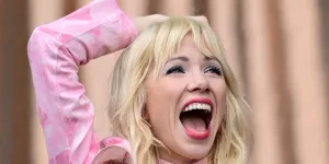 Surprise ! La chanteuse Carly Rae Jepsen attend son premier enfant
