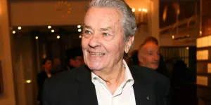 "Le fait que je refuse devait l'exciter" : Alain Delon, cette chanteuse française n'a jamais cédé à ses avances