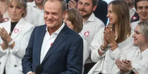 Elections législatives en Pologne : l'opposition centriste pro-européenne menée par Donald Tusk revendique la victoire