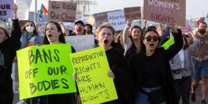 Droit à l’avortement : aux États-Unis, smartphones et applis se retournent contre les femmes