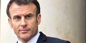 Réforme des retraites : "la foule" qui manifeste n'a "pas de légitimité face au peuple qui s'exprime à travers ses élus", estime Emmanuel Macron
