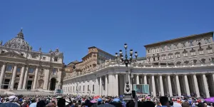 Quand le Vatican empêche un couple d'employés de banque de se marier