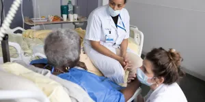 Véronique, 65 ans, ex-infirmière “à la fin on apprenait les nouvelles techniques avec des tutos vidéo”
