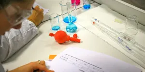 Après les maths, la physique-chimie : un tiers des postes non pourvus au Capes 2024