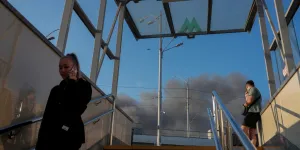 Ukraine : le siège du gouvernement incendié après une attaque aérienne "record"