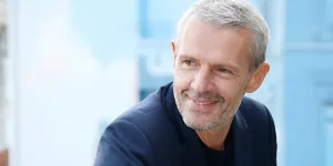 Lambert Wilson réagit aux accusations contre l'abbé Pierre : "J’ai passé un temps fou avec lui"