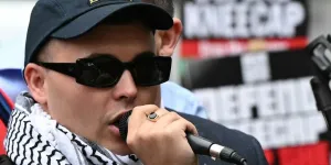 Mais qui sont donc les trois musiciens du groupe Kneecap, dont la présence sur scène à Paris fait polémique ?